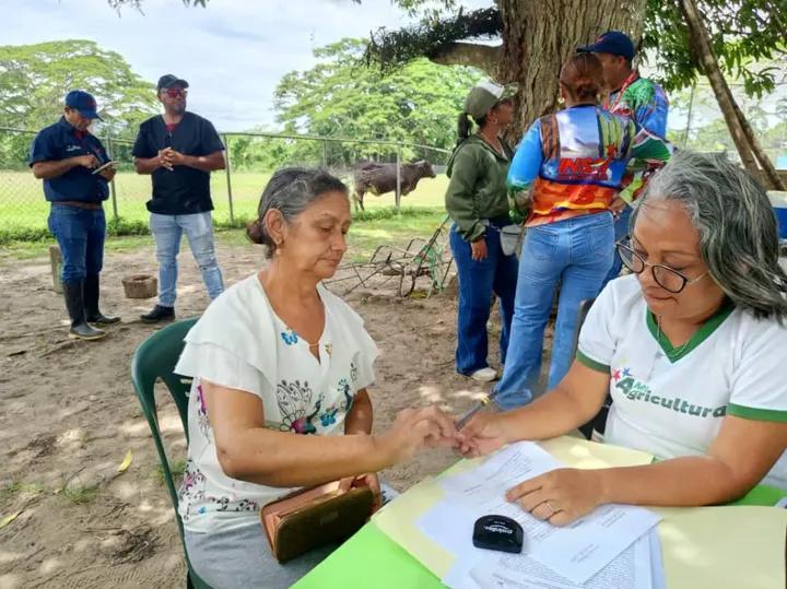 Inti_Falcon's tweet photo. #Falcón| Continuamos fortaleciendo el poder campesino en el estado, desde el Mcipio Jacura mediante la Jornada integral, brindando asesorias y tramites administrativos, asi como vacunación de rebaños contra la fiebre aftosa. https://t.co/vVbt70vf4t