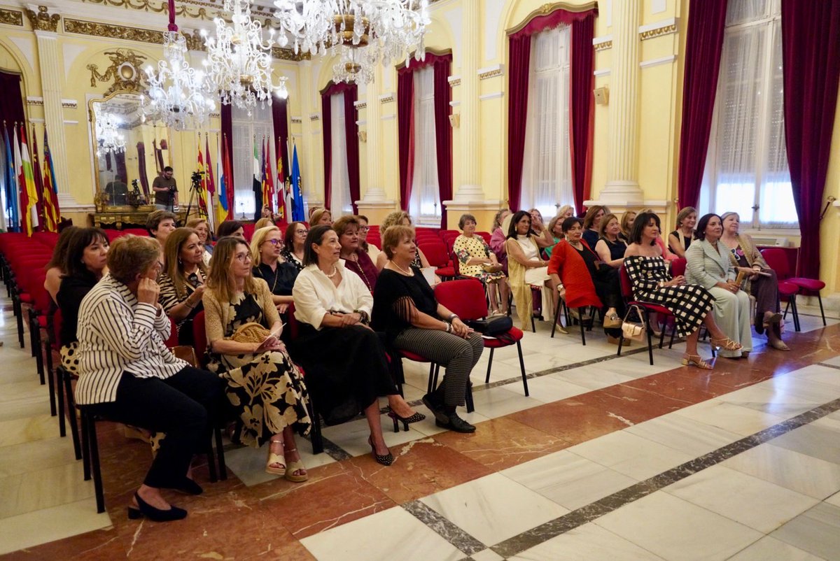 GobiernoMelilla's tweet photo. La vicepresidenta segunda @FMohatar ha recibido en el salón dorado a un nutrido grupo de antiguas alumnas del colegio ‘Buen Consejo’, pertenecientes a la 50 promoción de este emblemático centro educativo. https://t.co/5cPfMsHoik