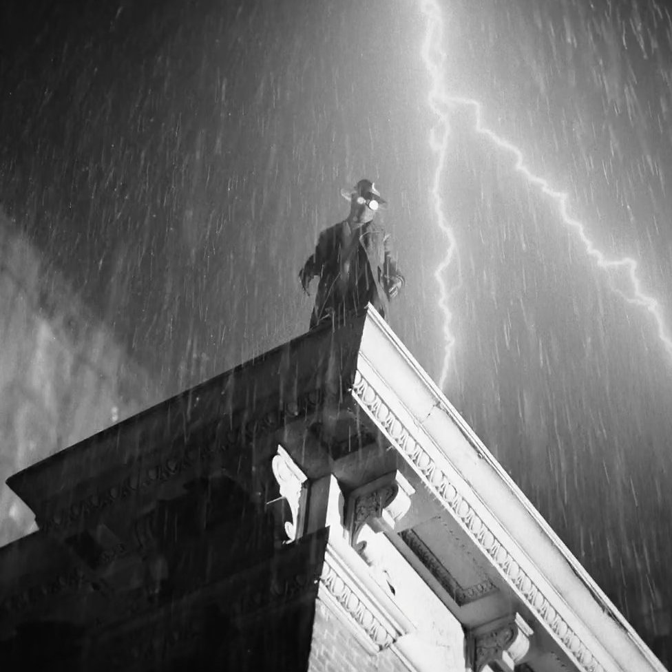 aranhaversobr's tweet photo. 🚨 ' David Hine, o criador do Homem-Aranha Noir nos quadrinhos comentou sobre a série do personagem em entrevista.

"Estou impressionado com o mundo coeso que eles construíram. Na verdade, é mais 'noir' do que nosso quadrinho, embora mantenha muitas das origens pulp. A versão em preto e branco é visualmente deslumbrante, e todos os envolvidos claramente estão gostando do trabalho e totalmente envolvidos. Vou aproveitar pelo que é. Isso não pode tirar a natureza séria e autêntica do nosso quadrinho. Se isso traz mais atenção para nossos livros, isso não pode ser algo ruim. Lutamos para que nossa versão fosse publicada desde o início; Gosto de pensar que o sucesso do personagem provou que estamos certos em fazer isso."

🗞️ : https://t.co/edpoIHTg1E
•  
.