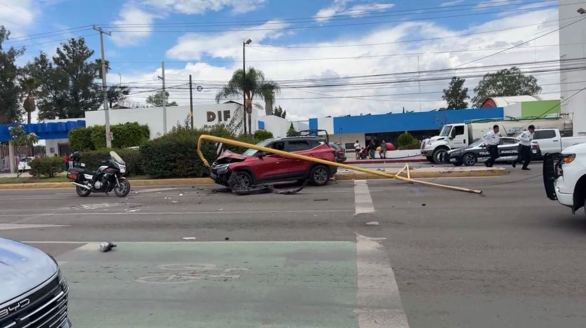 AViverosNoticia's tweet photo. ROBO A JOYERÍA DESATA PERSECUCIÓN Y BALACERA SOBRE AV. UNIVERSIDAD, EN AGS

#Aguascalientes #persecución

https://t.co/y7ZvkG3mYG https://t.co/YrHhG5008O