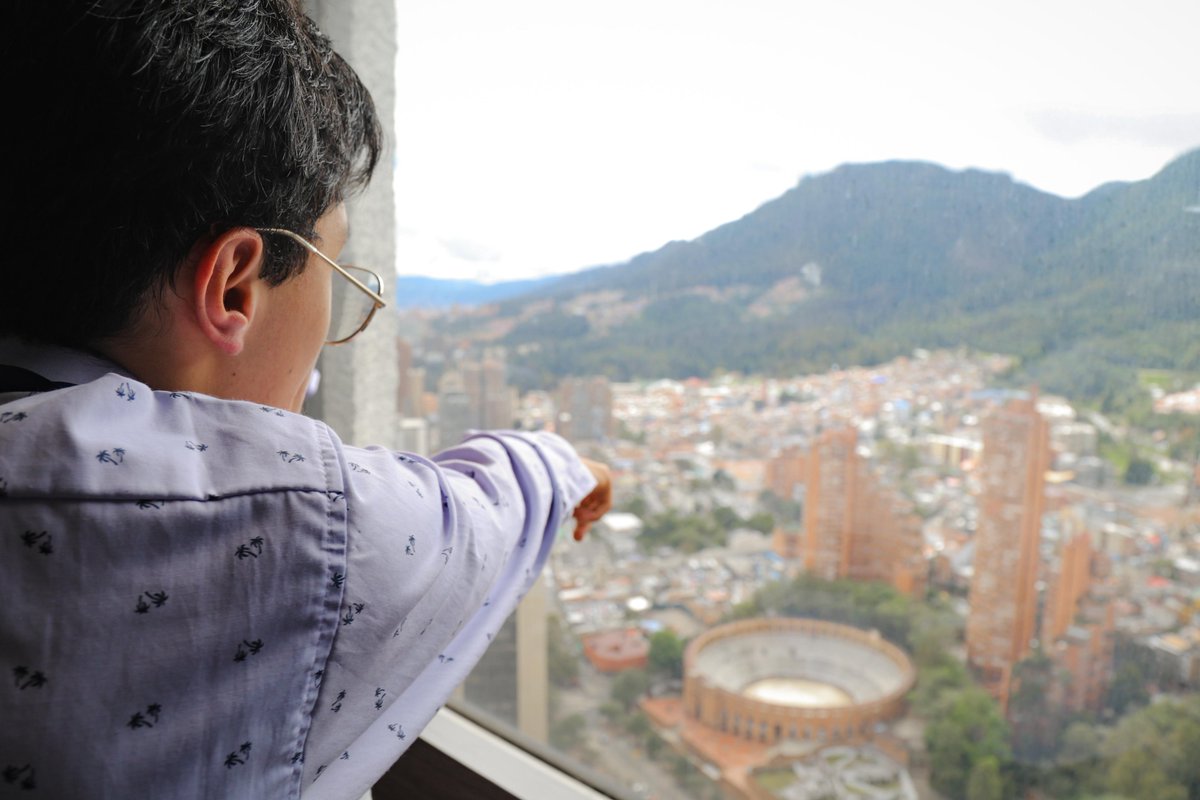 ProbogotaRegion's tweet photo. 🏙️  Desde 2024 más de 450 jóvenes de 10 colegios de Bogotá han participado en esta experiencia que conecta a los jóvenes con el sector empresarial en la ciudad.

Conoce más sobre este proyecto:
https://t.co/Q3Z7Jb8Pie https://t.co/jm3W8EQfJe