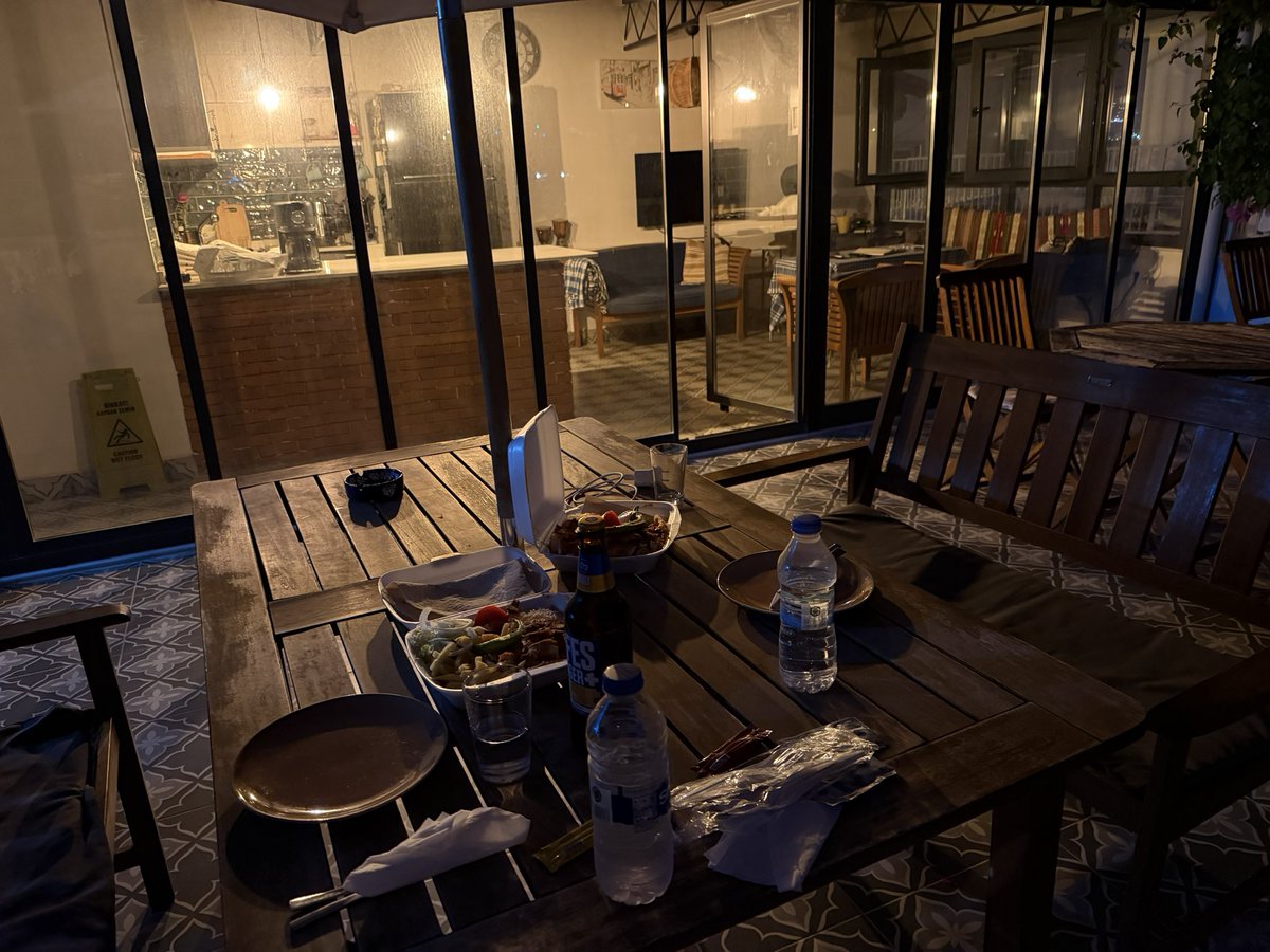 Bhenth's tweet photo. Njuter av semestern..köper hem lite kyckling och kebab till hotellet..semester..dag 1 av 19..Medelhavet.. https://t.co/RAg759t5h6
