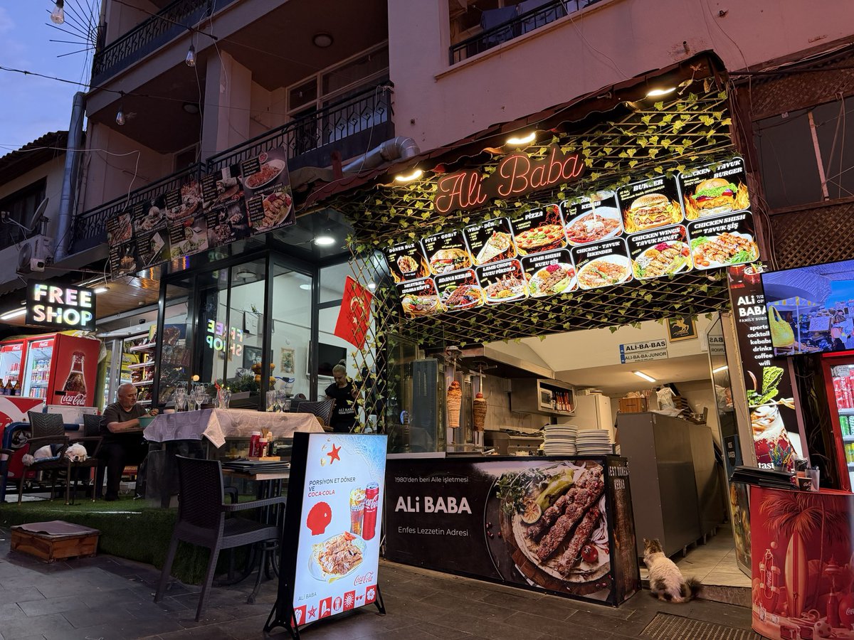 Bhenth's tweet photo. Njuter av semestern..köper hem lite kyckling och kebab till hotellet..semester..dag 1 av 19..Medelhavet.. https://t.co/RAg759t5h6