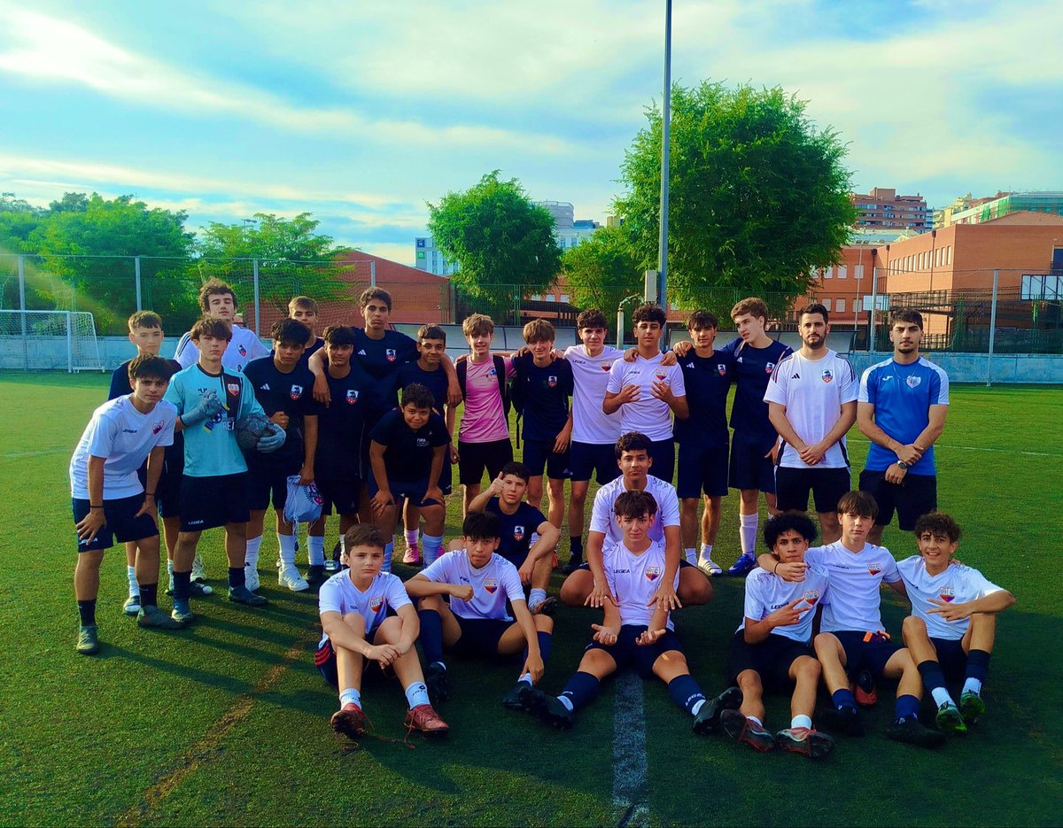 ad_sanpascual's tweet photo. El @AulaCF, donde está nuestro muy querido @Agus91Gomez, ha venido a pasar un rato de fútbol con nuestro cadete A.

Gracias por la visita, amigos.

🔴🟠🔵 #VamosSanPas 

#XXXVIIITorneoMontpellier https://t.co/sEDjHTjHUz