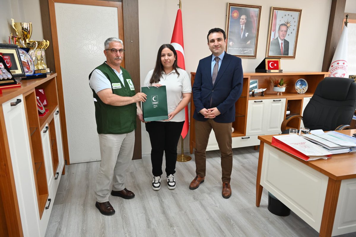 CineIlce's tweet photo. 🏆📚 Çine’den Türkiye İkinciliği Gururu!
Çine Anadolu İmam Hatip Lisesi öğrencimiz Aliye Ülker, Yeşilay tarafından düzenlenen “Sağlıklı Nesil Sağlıklı Gelecek” Yetenek Yarışması’nda, bağımlılık konusunu etkileyici bir dille ele aldığı “Sessiz Tuzak” adlı şiiriyle Türkiye ikincisi olarak ilçemize büyük bir gurur yaşattı.
14-15 Mayıs 2026 tarihlerinde İstanbul’da düzenlenen ödül töreninde Türkiye genelindeki ödülünü alan öğrencimiz, elde ettiği bu önemli başarıyla hem okulumuzu hem de Çine’mizi en güzel şekilde temsil etti.
Aydın İl Millî Eğitim Müdürümüz Sayın Mehmet Yiğit ve Yeşilay Aydın İl Başkanı Sayın Sencer Gündüz tarafından makamda kabul edilen öğrencimiz, başarısından dolayı tebrik edilerek çeşitli hediyelerle ödüllendirildi.
Öğrencimizi yetiştiren ailesini, danışman öğretmeni Vedat Öztürk’ü, okul müdürü Ali Yılmaz’ı ve emeği geçen tüm eğitim camiamızı kutluyor; öğrencimiz Aliye Ülker’in gelecekte de nice başarılara imza atmasını diliyoruz.
👏 Tebrikler Aliye Ülker! 🌟
#Çineilcemem
 #Türkiyeİkincisi #SağlıklıNesilSağlıklıGelecek #Yeşilay #ÇineAnadoluİmamHatipLisesi 
@tcmeb 
@Aydin_MEM 
@mehmetyigitmem 
@CineIlce 
@kemalciftci09 
@CineAnadolu_iHL