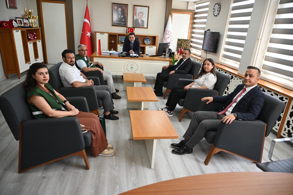 CineIlce's tweet photo. 🏆📚 Çine’den Türkiye İkinciliği Gururu!
Çine Anadolu İmam Hatip Lisesi öğrencimiz Aliye Ülker, Yeşilay tarafından düzenlenen “Sağlıklı Nesil Sağlıklı Gelecek” Yetenek Yarışması’nda, bağımlılık konusunu etkileyici bir dille ele aldığı “Sessiz Tuzak” adlı şiiriyle Türkiye ikincisi olarak ilçemize büyük bir gurur yaşattı.
14-15 Mayıs 2026 tarihlerinde İstanbul’da düzenlenen ödül töreninde Türkiye genelindeki ödülünü alan öğrencimiz, elde ettiği bu önemli başarıyla hem okulumuzu hem de Çine’mizi en güzel şekilde temsil etti.
Aydın İl Millî Eğitim Müdürümüz Sayın Mehmet Yiğit ve Yeşilay Aydın İl Başkanı Sayın Sencer Gündüz tarafından makamda kabul edilen öğrencimiz, başarısından dolayı tebrik edilerek çeşitli hediyelerle ödüllendirildi.
Öğrencimizi yetiştiren ailesini, danışman öğretmeni Vedat Öztürk’ü, okul müdürü Ali Yılmaz’ı ve emeği geçen tüm eğitim camiamızı kutluyor; öğrencimiz Aliye Ülker’in gelecekte de nice başarılara imza atmasını diliyoruz.
👏 Tebrikler Aliye Ülker! 🌟
#Çineilcemem
 #Türkiyeİkincisi #SağlıklıNesilSağlıklıGelecek #Yeşilay #ÇineAnadoluİmamHatipLisesi 
@tcmeb 
@Aydin_MEM 
@mehmetyigitmem 
@CineIlce 
@kemalciftci09 
@CineAnadolu_iHL