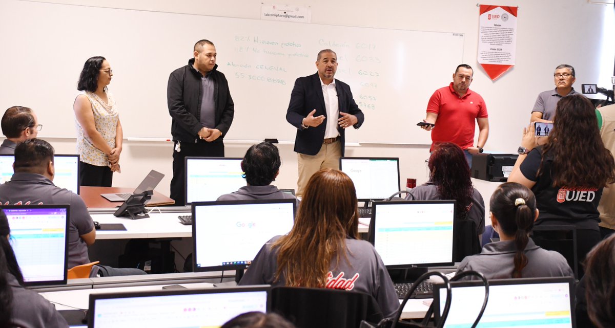 UJED_Oficial's tweet photo. #UJEDInforma Al dar el arranque oficial al examen #CENEVAL, el rector Ramón García Rivera visitó el Call Center que atenderá a los más de 4500 aspirantes que buscan ingresar a la #UJED. https://t.co/P2KFzJmVHS