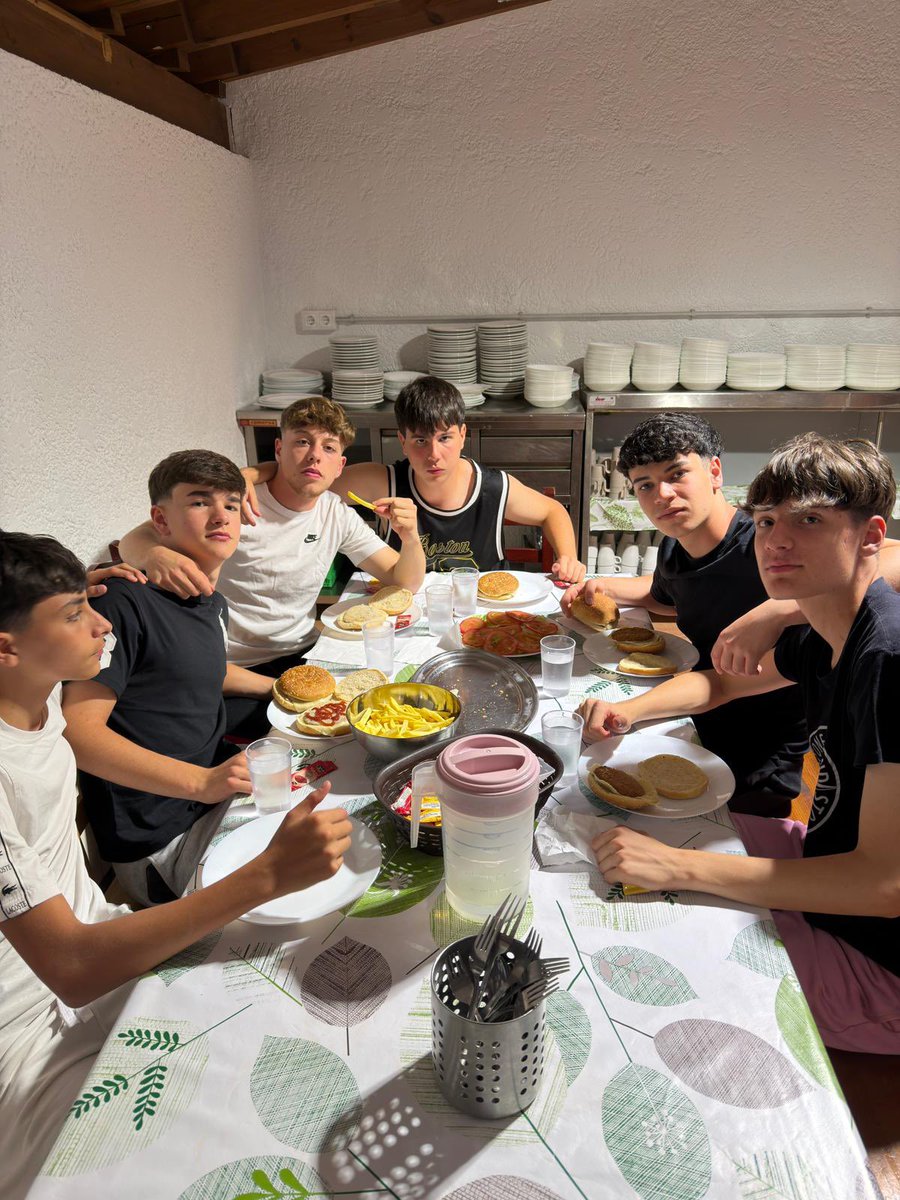 trinitariossala's tweet photo. Los alumnos de 4º ESO ya han disfrutado de su primer día en Asturias, un día muy ajetreado entre viaje comida, asentarse y disfrutar de una tarde de Paintball. 
Ahora a cenar y a recobrar fuerzas para mañana. DESCENSO DEL SELLA.
A descansar!!!
#SomosFest
#TrinitariosSalamanca https://t.co/8zVQnL07tN