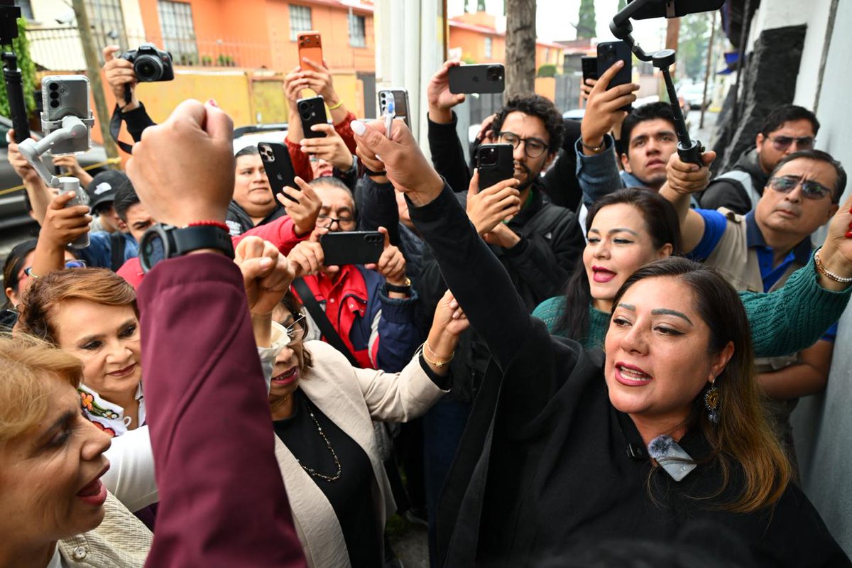 GPMorenaCdMex's tweet photo. Hoy las Diputadas de la Transformación presentamos ante el @iecm una denuncia formal contra el diputado federal @FDoringCasar  por violencia política en razón de género contra la Jefa de Gobierno @ClaraBrugadaM .

Meses de insultos y hostigamiento sistemático documentados en redes sociales. 

El @AccionNacional  protege a sus acosadores. Nosotras no lo vamos a permitir.

“En democracia, las obras, los programas, los presupuestos, los resultados, las políticas públicas deben debatirse, cuestionarse y analizarse. Pero una cosa es criticar a un gobierno y otra, muy distinta, es utilizar la imagen de una mujer para burlarse de su apariencia física, de sus rasgos o de su origen. Y que quede muy claro: estamos muy orgullosas de nuestra Jefa de Gobierno” - @XochitlBravoE 

#RespondemosTodas