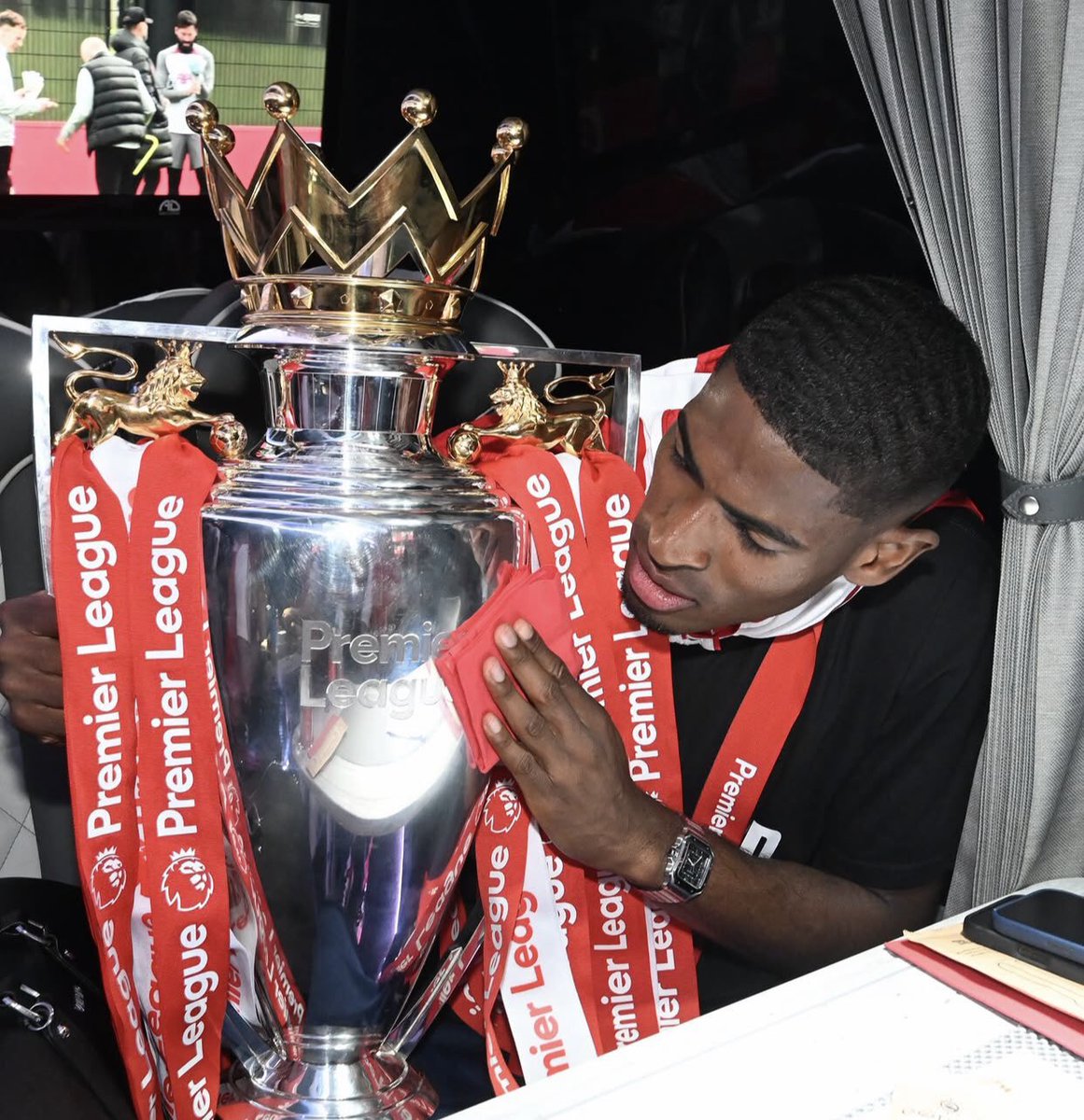 noz_zyy's tweet photo. I know this might annoy a few but good evening Premier League Champions🏆 https://t.co/2y3FCkygqn