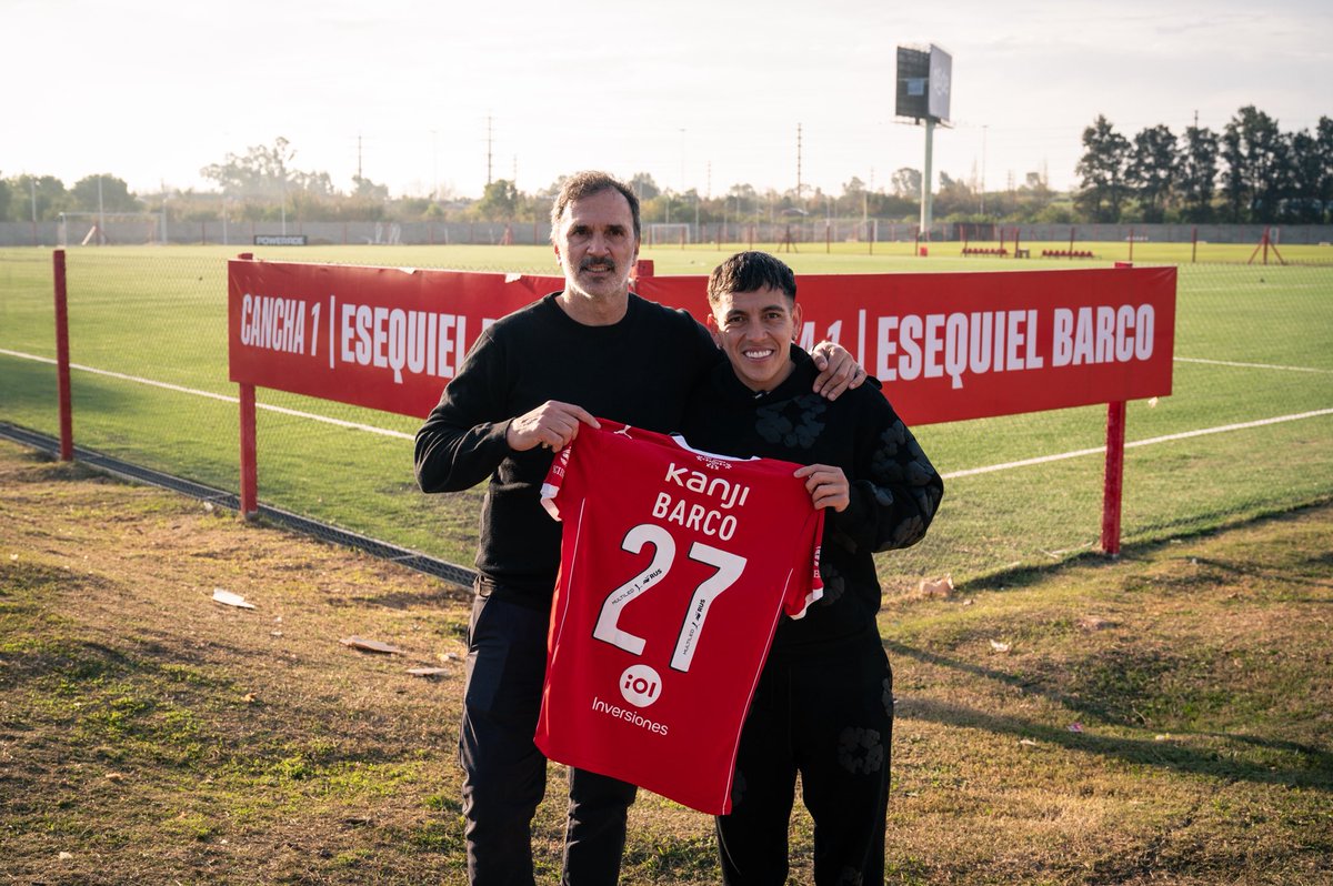 Independiente's tweet photo. 📍 Cancha número 1 - Esequiel Barco.

El jugador recorrió el predio de Villa Domínico y conoció la cancha de césped sintético que lleva su nombre.

Por otro lado, el Club saldó la deuda que mantenía con el autor del gol que nos dio el segundo título en el Maracaná.

#TodoRojo 🔴 https://t.co/QGvgih4H3H