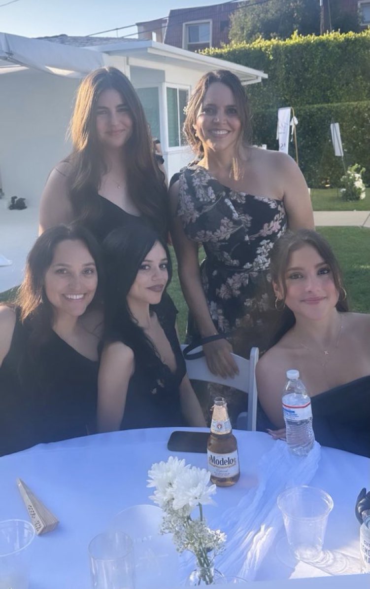 mysinapetsch's tweet photo. Amo ver a jenna felizinha reunida com a família https://t.co/1CivL6od4F