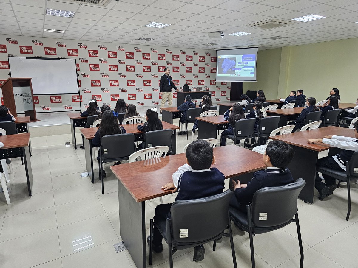ECU911Ambato's tweet photo. ���� #Ambato | Esta mañana recibimos la visita de 39 estudiantes de la Unidad Educativa La Inmaculada, quienes recorrieron las instalaciones del @ECU911_ para conocer de cerca cómo se coordina la atención de emergencias a través del trabajo articulado de las instituciones de respuesta. 👨‍🎓📡

Durante la visita, los estudiantes conocieron el funcionamiento de la #LíneaÚnicaParaEmergencias 9-1-1, el sistema de videovigilancia y las herramientas tecnológicas que utiliza el ECU 911 para brindar apoyo a la ciudadanía ante situaciones de emergencia.
