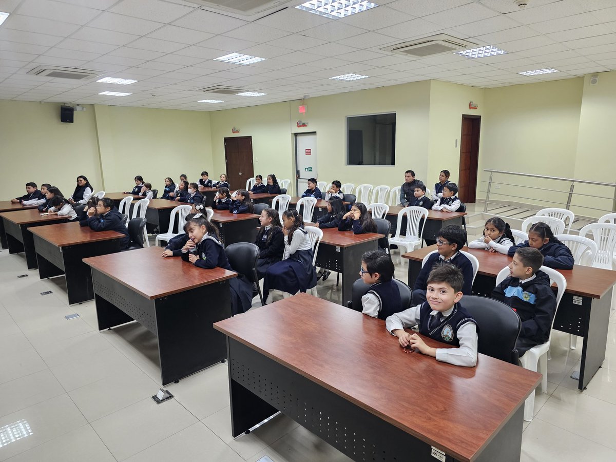 ECU911Ambato's tweet photo. ���� #Ambato | Esta mañana recibimos la visita de 39 estudiantes de la Unidad Educativa La Inmaculada, quienes recorrieron las instalaciones del @ECU911_ para conocer de cerca cómo se coordina la atención de emergencias a través del trabajo articulado de las instituciones de respuesta. 👨‍🎓📡

Durante la visita, los estudiantes conocieron el funcionamiento de la #LíneaÚnicaParaEmergencias 9-1-1, el sistema de videovigilancia y las herramientas tecnológicas que utiliza el ECU 911 para brindar apoyo a la ciudadanía ante situaciones de emergencia.