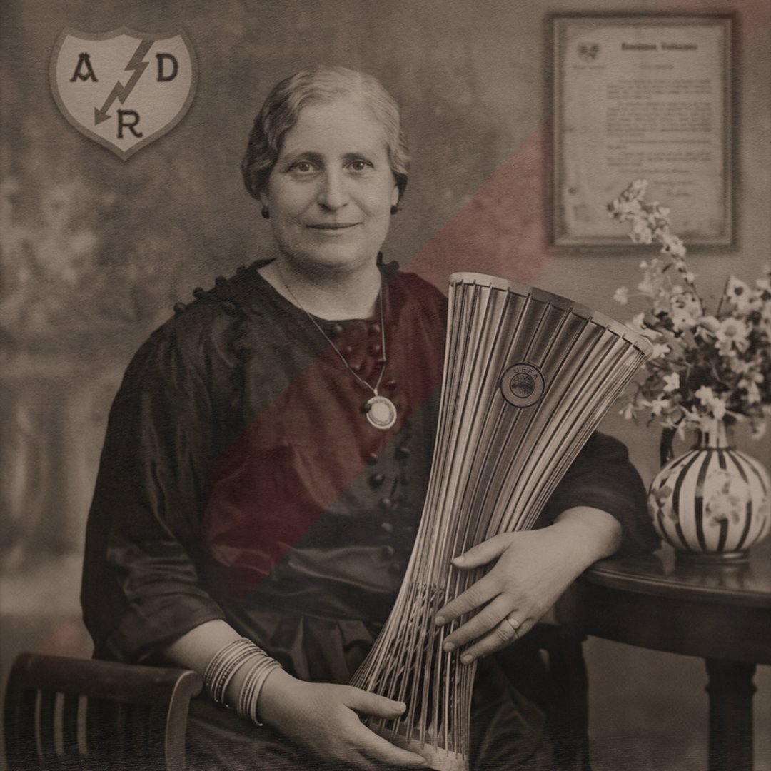 vallekascustom's tweet photo. Con motivo de la Final de la Conference League disputada el pasado 27 de Mayo, habíamos diseñado esta estatua de Doña Prudencia Priego, la matriarca del Rayo Vallecano sujetando la copa de la Conference League, porque también soñábamos que la copa se vendría para Vallekas. https://t.co/lSvFFYzFgP
