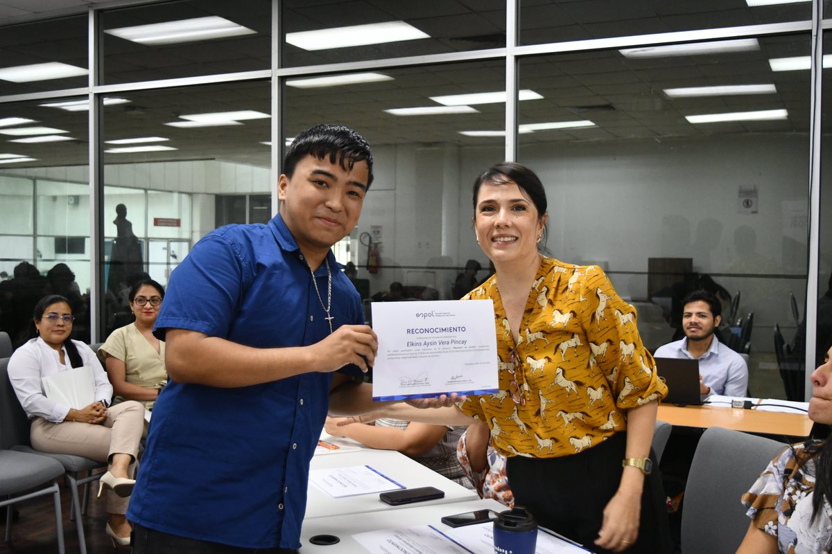 Vinculos_Espol's tweet photo. 🎓 Reconocimos a los voluntarios del proyecto #MentoresEnAcción por su compromiso con la educación y el servicio a la comunidad.

👏 45 estudiantes voluntarios apoyaron a cerca de 90 beneficiarios, fortaleciendo aprendizajes en Matemática e Inglés.

#VoluntariadoESPOL #ESPOL https://t.co/drR7Td4Ldy