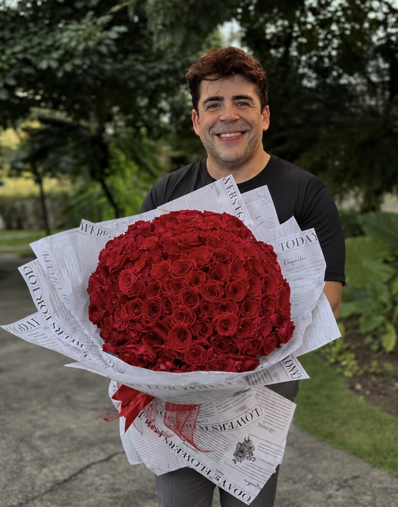 Alessander49189's tweet photo. @Alessandrolb @ATardeESua
@SoniaAbrao Como assim Lobianco nunca recebeu flores? Alê, receba esse buquê como forma de carinho e gratidão por você ser esse profissional de enorme grandeza, de Alê para Alê !#atardeesua #soniaabrao https://t.co/8eDHn4MuwU