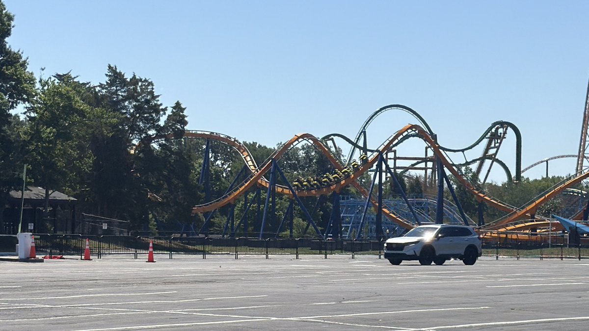 BuckeyeCoaster's tweet photo. Did you know that Dominator at @KingsDominionVA was the first place this #floorlesscoaster was installed?
This coaster was originally installed at Six Flags Geauga Lake (Ohio) and I rode it there for the first time before KD. I love how the coaster was saved & not scrapped! ๐ข https://t.co/erHEHSQwfV