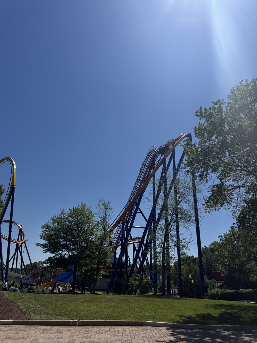 BuckeyeCoaster's tweet photo. Did you know that Dominator at @KingsDominionVA was the first place this #floorlesscoaster was installed?
This coaster was originally installed at Six Flags Geauga Lake (Ohio) and I rode it there for the first time before KD. I love how the coaster was saved & not scrapped! ๐ข https://t.co/erHEHSQwfV