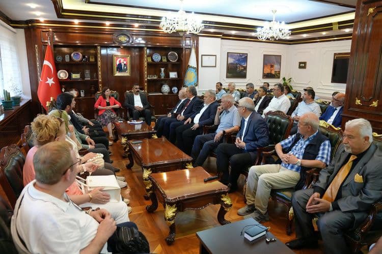timef_'s tweet photo. @diyarbakirbld Eşbaşkanları Sn. Serra Bucak ve Sn. Doğan Hatun’u ziyaret ettik. Kabulleri, misafirperverlikleri, ilgi ve paylaşımları için teşekkür ederiz…

https://t.co/SC31KWYywd https://t.co/XAw9wHGyNv