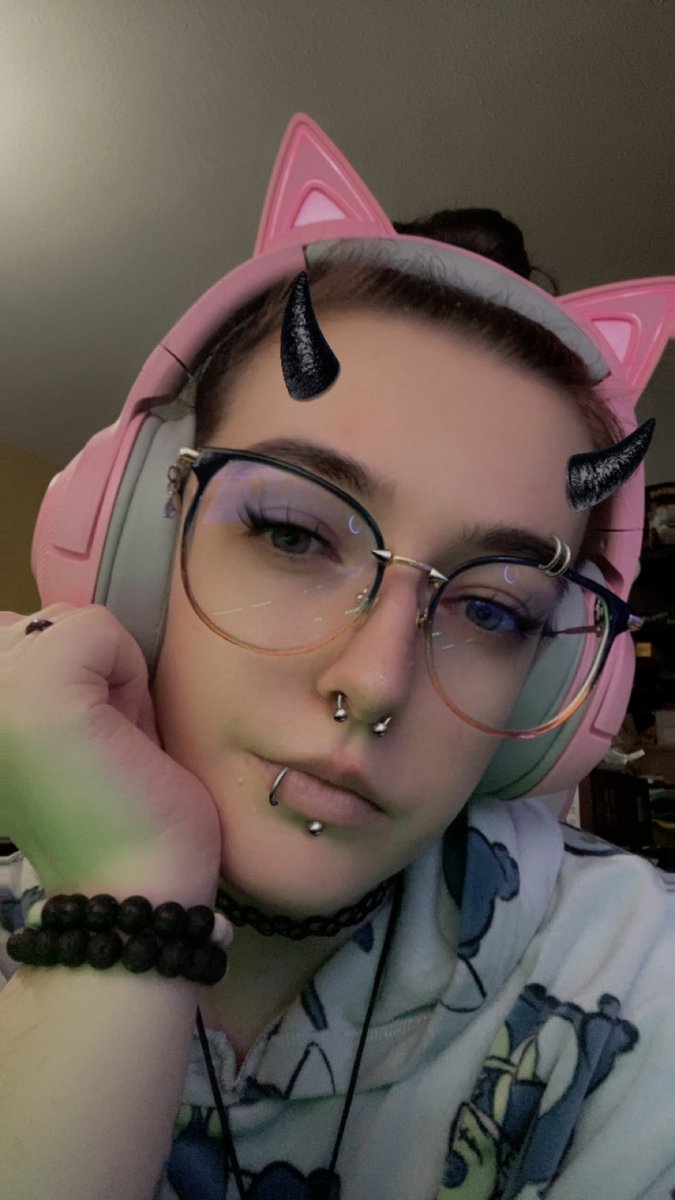 heyitsteexox's tweet photo. okay but why do i lowkey LOVE how the filters piercings look?? 

(i used to have the lip ring and plan to get it done again soon so that's a given but the rest?? 👀👀👀)

Am i 'hot/pretty' enough to get funded now 🤭
https://t.co/FyCB6WASnp https://t.co/exlWamEZac