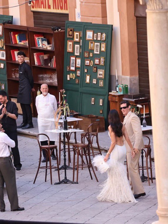 blauechapter's tweet photo. โฮร น่ารักอะ dua lipa กับ callum turner เอาชั้นหนังสือมาเป็นพร็อบตกแต่งใน wedding welcome party ที่ซิซิเลีย ประเทศอิตาลี เพื่อเป็นกิมมิคถึงจุดเริ่มต้นที่ทำให้ทั้งสองคนได้รู้จักกัน 📚🔖 https://t.co/eI9wE1urNP