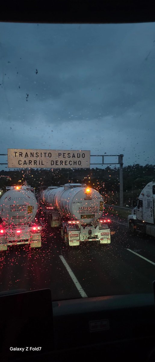 fernando74rt1's tweet photo. @CAPUFE Por eso se rompen la madre. Aquí la prueba, a los pesados les valen madres las reglas. Material peligroso, doble remolque, invadiendo carriles de alta. Quien los pone en orden ? https://t.co/jJIOEEQYRv