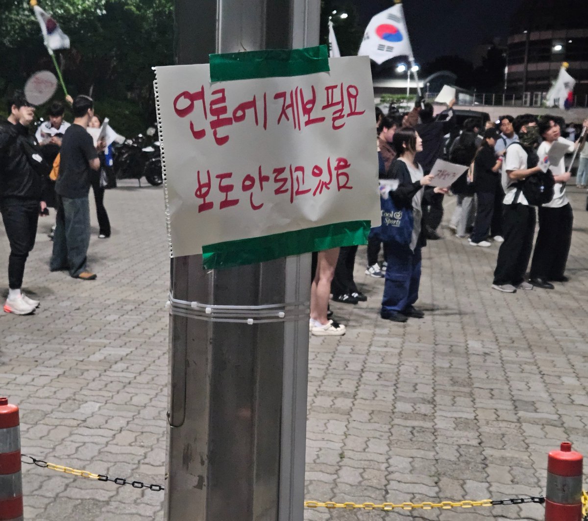 AestheticSales_'s tweet photo. 이번 잠실부터 시작된 시위
그리고 현재 올림픽공원

그어떤 리딩자도 그어떤주도자도
필요없는 자발적시위

그리고 투표지를 받지못한 시민들의 불만
부정선거문제

이것에 분노하는 젊은청년들

이걸놓고 또 어디로빠지자고
마이크잡고 깝치는 RINO들

이제 그만좀하자

니들정체가 이미다드러나서
악을 쓰는건지는 모르겠지만

새벽내내 현장지키는건
청와대가자고깝치던 니들이아니라

자발적 참여한 시민들이었다

그들에게는 불타는금요일밤을
나라구하고 선거문제를 외치고있었다

X든 Sns든 

나도시위현장갔지만 뼈저리
느낀건

온라인에보이는RINO들이
과연 오프에도 그만큼될까?
어제 처음 의구심이 들정도였다

봇이나매크로 쳐돌리는 목인의심자들이 항상 누구를공격하고
누구를 도왔는지도
수없이 봤기 때문이다

더이상 깝치지말고
시민들이 능동적으로 하도록두고
그렇게 리더짓을 하고싶다면

쑈 그만쳐하고
그누구보다 부정선거와싸워서
Aweb부터 2020-2026 선거문제
책임지고 책임묻게하시면된다

그리고 진정 애국자들의 편이라면
청와대오라고 쑈 쳐할시간에

현장 애국자들이 무슨피켓들었는지를 봐라
정치인들이라면
최소한 이피켓을본다면

언론사에 전화한통 한번이라도
하는게 맞지않을까?