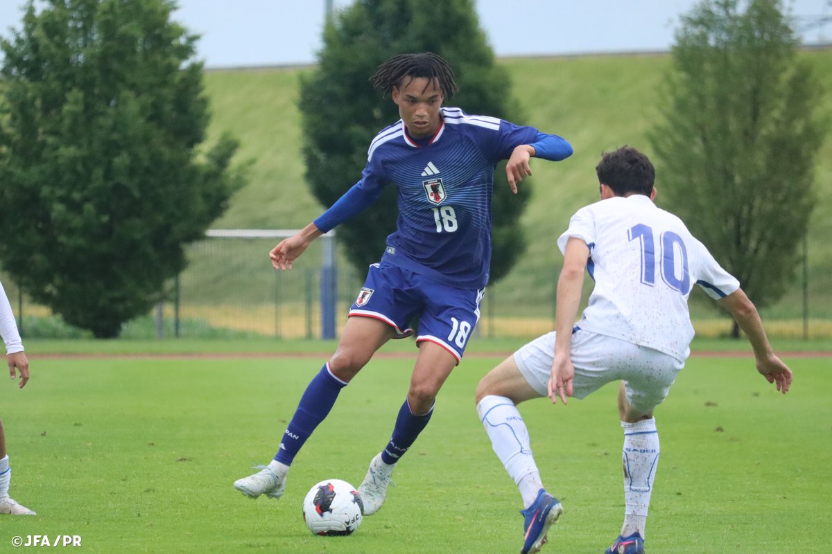 jfa_samuraiblue's tweet photo. 🔹U-21日本代表🔹
【2026.6.5 Match Report✍️】

🏆国際親善試合
🗓️6.5(金) ⌚23:00(🇯🇵)
🏟Gorišnica Football Stadium(スロベニア🇸🇮)
🇯🇵U-21日本代表 1-0 U-23ウズベキスタン代表🇺🇿

⚽️得点者
14’ 石井久継(湘南ベルマーレ)

欧州遠征に臨んでいるUｰ21日本代表🇯🇵は、第1戦でU-23ウズベキスタン代表🇺🇿と、スロベニアのGorišnica Football Stadiumで対戦しました。

9月に行われるアジア競技大会を見据えたこの一戦は、序盤に試合が動きます。14分、左サイドで起点を作ると、石橋瀬凪選手(湘南ベルマーレ)、佐藤海宏選手(アルビレックス新潟)、石井久継選手(湘南ベルマーレ)の3人が細かいパスワークで仕掛けると、最後は石井選手が右足でゴール右隅に流し込み、先制点を奪います。
幸先よく先制点を奪った日本でしたが、その後はウズベキスタンにボールを支配される時間が増えて、我慢の時間が続きます。それでもGK荒木琉偉選手(ガンバ大阪)を中心としたDFラインが集中した守備を見せ、前半は1-0で折り返します。

後半に入っても、両者一進一退の攻防が続く中、日本は前線に入った神田奏真選手(川崎フロンターレ)を起点に、途中出場の亀田歩夢選手(カターレ富山)、横山夢樹選手(セレッソ大阪)が絡んだ攻撃を見せますが、なかなかシュートまで持ち込むことができません。試合終了間際には、カウンターからサニブラウンハナン選手(アビスパ福岡)が抜け出し、最後は中央でボールを受けた亀田選手がシュートを放ちますが、相手GKに阻まれ得点とはなりません。

それでも最後まで守備陣が相手にゴールを許さず、1-0のままタイムアップ。U-23ウズベキスタン代表🇺🇿相手に完封勝利をおさめました。第2戦は中2日でU-21ウクライナ代表🇺🇦と対戦します。

NEXT MATCH⏩
🏆国際親善試合
🗓️6.8(月) ⌚️22:00(🇯🇵)
🆚U-21ウクライナ代表🇺🇦
🏟Gorišnica Football Stadium(スロベニア)

#U21日本代表 #サッカー日本代表