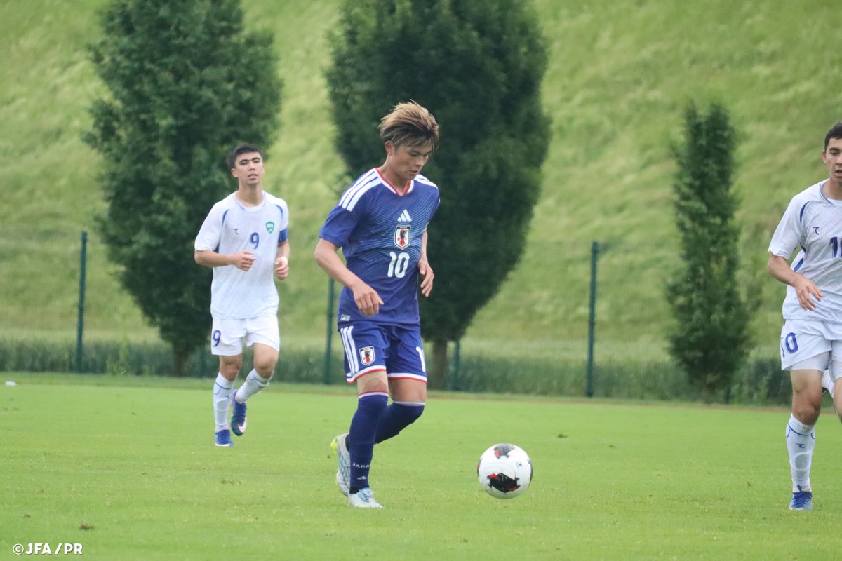 jfa_samuraiblue's tweet photo. 🔹U-21日本代表🔹
【2026.6.5 Match Report✍️】

🏆国際親善試合
🗓️6.5(金) ⌚23:00(🇯🇵)
🏟Gorišnica Football Stadium(スロベニア🇸🇮)
🇯🇵U-21日本代表 1-0 U-23ウズベキスタン代表🇺🇿

⚽️得点者
14’ 石井久継(湘南ベルマーレ)

欧州遠征に臨んでいるUｰ21日本代表🇯🇵は、第1戦でU-23ウズベキスタン代表🇺🇿と、スロベニアのGorišnica Football Stadiumで対戦しました。

9月に行われるアジア競技大会を見据えたこの一戦は、序盤に試合が動きます。14分、左サイドで起点を作ると、石橋瀬凪選手(湘南ベルマーレ)、佐藤海宏選手(アルビレックス新潟)、石井久継選手(湘南ベルマーレ)の3人が細かいパスワークで仕掛けると、最後は石井選手が右足でゴール右隅に流し込み、先制点を奪います。
幸先よく先制点を奪った日本でしたが、その後はウズベキスタンにボールを支配される時間が増えて、我慢の時間が続きます。それでもGK荒木琉偉選手(ガンバ大阪)を中心としたDFラインが集中した守備を見せ、前半は1-0で折り返します。

後半に入っても、両者一進一退の攻防が続く中、日本は前線に入った神田奏真選手(川崎フロンターレ)を起点に、途中出場の亀田歩夢選手(カターレ富山)、横山夢樹選手(セレッソ大阪)が絡んだ攻撃を見せますが、なかなかシュートまで持ち込むことができません。試合終了間際には、カウンターからサニブラウンハナン選手(アビスパ福岡)が抜け出し、最後は中央でボールを受けた亀田選手がシュートを放ちますが、相手GKに阻まれ得点とはなりません。

それでも最後まで守備陣が相手にゴールを許さず、1-0のままタイムアップ。U-23ウズベキスタン代表🇺🇿相手に完封勝利をおさめました。第2戦は中2日でU-21ウクライナ代表🇺🇦と対戦します。

NEXT MATCH⏩
🏆国際親善試合
🗓️6.8(月) ⌚️22:00(🇯🇵)
🆚U-21ウクライナ代表🇺🇦
🏟Gorišnica Football Stadium(スロベニア)

#U21日本代表 #サッカー日本代表