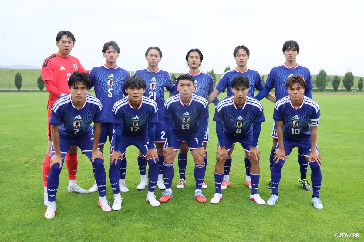 jfa_samuraiblue's tweet photo. 🔹U-21日本代表🔹
【2026.6.5 Match Report✍️】

🏆国際親善試合
🗓️6.5(金) ⌚23:00(🇯🇵)
🏟Gorišnica Football Stadium(スロベニア🇸🇮)
🇯🇵U-21日本代表 1-0 U-23ウズベキスタン代表🇺🇿

⚽️得点者
14’ 石井久継(湘南ベルマーレ)

欧州遠征に臨んでいるUｰ21日本代表🇯🇵は、第1戦でU-23ウズベキスタン代表🇺🇿と、スロベニアのGorišnica Football Stadiumで対戦しました。

9月に行われるアジア競技大会を見据えたこの一戦は、序盤に試合が動きます。14分、左サイドで起点を作ると、石橋瀬凪選手(湘南ベルマーレ)、佐藤海宏選手(アルビレックス新潟)、石井久継選手(湘南ベルマーレ)の3人が細かいパスワークで仕掛けると、最後は石井選手が右足でゴール右隅に流し込み、先制点を奪います。
幸先よく先制点を奪った日本でしたが、その後はウズベキスタンにボールを支配される時間が増えて、我慢の時間が続きます。それでもGK荒木琉偉選手(ガンバ大阪)を中心としたDFラインが集中した守備を見せ、前半は1-0で折り返します。

後半に入っても、両者一進一退の攻防が続く中、日本は前線に入った神田奏真選手(川崎フロンターレ)を起点に、途中出場の亀田歩夢選手(カターレ富山)、横山夢樹選手(セレッソ大阪)が絡んだ攻撃を見せますが、なかなかシュートまで持ち込むことができません。試合終了間際には、カウンターからサニブラウンハナン選手(アビスパ福岡)が抜け出し、最後は中央でボールを受けた亀田選手がシュートを放ちますが、相手GKに阻まれ得点とはなりません。

それでも最後まで守備陣が相手にゴールを許さず、1-0のままタイムアップ。U-23ウズベキスタン代表🇺🇿相手に完封勝利をおさめました。第2戦は中2日でU-21ウクライナ代表🇺🇦と対戦します。

NEXT MATCH⏩
🏆国際親善試合
🗓️6.8(月) ⌚️22:00(🇯🇵)
🆚U-21ウクライナ代表🇺🇦
🏟Gorišnica Football Stadium(スロベニア)

#U21日本代表 #サッカー日本代表