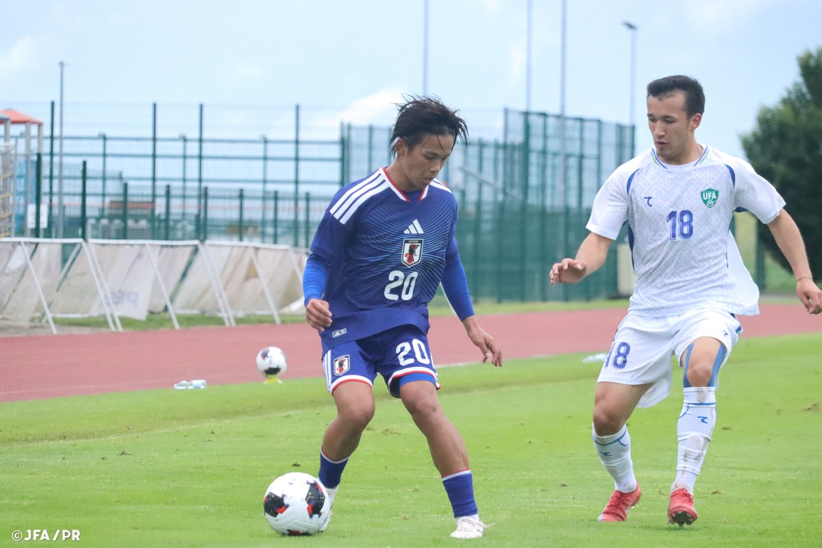 jfa_samuraiblue's tweet photo. 🔹U-21日本代表🔹
【2026.6.5 Match Report✍️】

🏆国際親善試合
🗓️6.5(金) ⌚23:00(🇯🇵)
🏟Gorišnica Football Stadium(スロベニア🇸🇮)
🇯🇵U-21日本代表 1-0 U-23ウズベキスタン代表🇺🇿

⚽️得点者
14’ 石井久継(湘南ベルマーレ)

欧州遠征に臨んでいるUｰ21日本代表🇯🇵は、第1戦でU-23ウズベキスタン代表🇺🇿と、スロベニアのGorišnica Football Stadiumで対戦しました。

9月に行われるアジア競技大会を見据えたこの一戦は、序盤に試合が動きます。14分、左サイドで起点を作ると、石橋瀬凪選手(湘南ベルマーレ)、佐藤海宏選手(アルビレックス新潟)、石井久継選手(湘南ベルマーレ)の3人が細かいパスワークで仕掛けると、最後は石井選手が右足でゴール右隅に流し込み、先制点を奪います。
幸先よく先制点を奪った日本でしたが、その後はウズベキスタンにボールを支配される時間が増えて、我慢の時間が続きます。それでもGK荒木琉偉選手(ガンバ大阪)を中心としたDFラインが集中した守備を見せ、前半は1-0で折り返します。

後半に入っても、両者一進一退の攻防が続く中、日本は前線に入った神田奏真選手(川崎フロンターレ)を起点に、途中出場の亀田歩夢選手(カターレ富山)、横山夢樹選手(セレッソ大阪)が絡んだ攻撃を見せますが、なかなかシュートまで持ち込むことができません。試合終了間際には、カウンターからサニブラウンハナン選手(アビスパ福岡)が抜け出し、最後は中央でボールを受けた亀田選手がシュートを放ちますが、相手GKに阻まれ得点とはなりません。

それでも最後まで守備陣が相手にゴールを許さず、1-0のままタイムアップ。U-23ウズベキスタン代表🇺🇿相手に完封勝利をおさめました。第2戦は中2日でU-21ウクライナ代表🇺🇦と対戦します。

NEXT MATCH⏩
🏆国際親善試合
🗓️6.8(月) ⌚️22:00(🇯🇵)
🆚U-21ウクライナ代表🇺🇦
🏟Gorišnica Football Stadium(スロベニア)

#U21日本代表 #サッカー日本代表