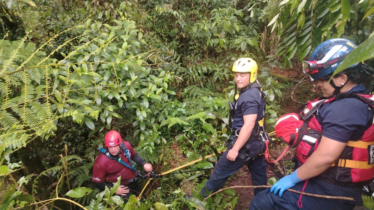 BCBRP's tweet photo. 🚨 Noticia en desarrollo | En Machoe Monte, Cuesta de Piedra (#Bugaba), una cabeza de agua arrastró a dos personas. 🚒 Se rescató a una femenina y continúa la búsqueda de un masculino. 🙏 #BCBRP #Rescate #Chiriquí https://t.co/pnMuaqxc5i