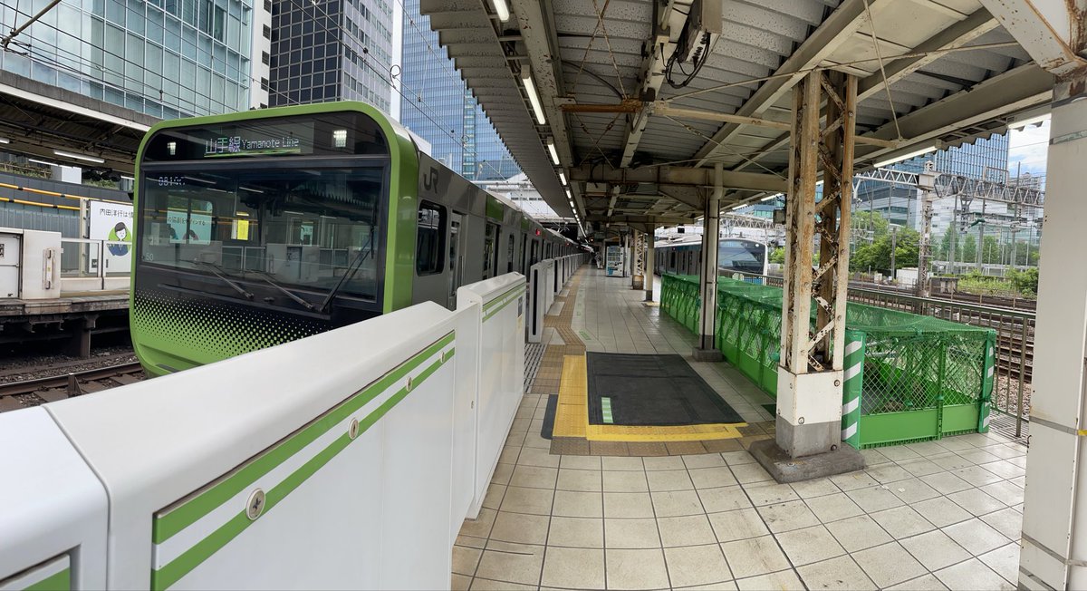 TK7590's tweet photo. 今日、出勤時に京浜東北線E233系サイ150編成「大森駅開業150周年」ヘッドマーク付き(877C)に乗ってたら、山手線E235系のラストナンバーであるトウ50編成(819G)と並走。

西日暮里駅で構えていたら綺麗に並んだかも。 https://t.co/sFVjV767B0