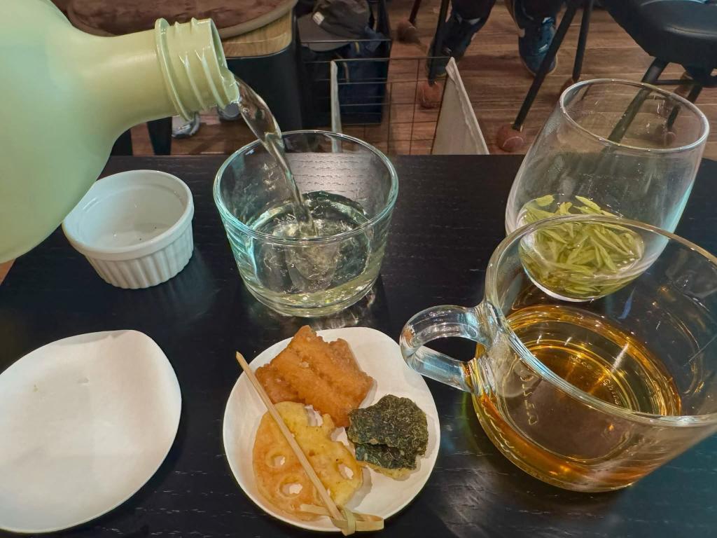 norikoft1207's tweet photo. 先日レンタルスペースご利用で開催されたお茶のイベント。
中国茶、和紅茶等、貴重な数種類のお茶をお菓子とペアリングするという、とても贅沢な時間。
お茶をめぐるストーリーの解説もあり、ゆったりと流れる時間が素敵でした。

#レンタルスペース
#荻窪レンタルスペース
#カフェ
#荻窪カフェ https://t.co/pVep7sECfK