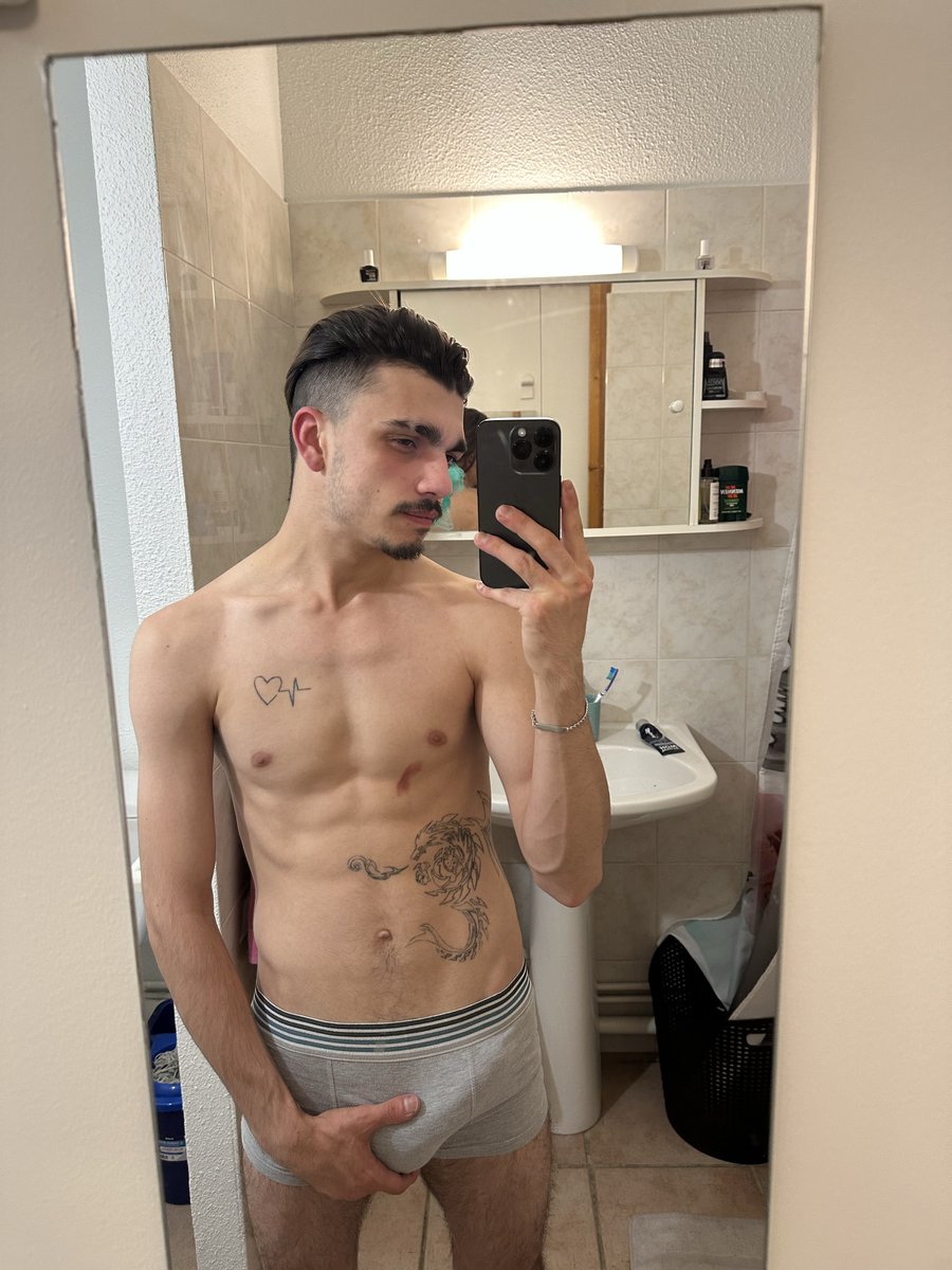 Massimo20k's tweet photo. Qui est réveillé 🥵👅🦶 mym https://t.co/lBq8Az6fts https://t.co/3wZn8ZyzuX