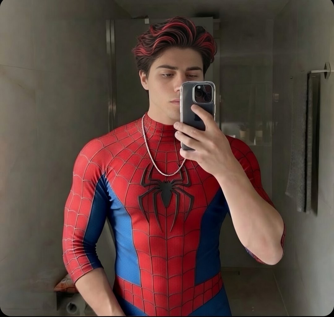 Friendlygxxxner's tweet photo. ❝ La foto que Peter envía al lector. ¿Guardarás el secreto de su identidad, verdad? ❞ https://t.co/7ePDXPCB52