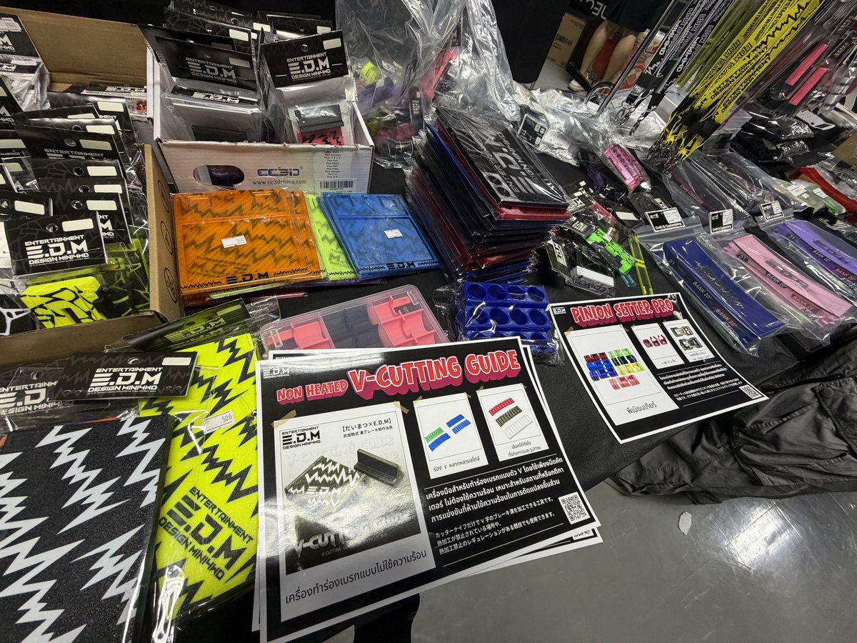 edm__design's tweet photo. 【EDM🇹🇭タイ】
project Mさん主幹大会にEDM物販エリアが出来ました。(入り口すぐ左)

現地ミニ四駆ショップの方が販売を行なって頂けるので、質問も大丈夫👌

EDMに来たこともある方も、はじめての方も交流楽しみにしております🙏

[EDM🇹🇭ประเทศไทย]

การประชุมหลักของ Project M ได้สร้างพื้นที่ขาย EDM ( ทันทีทางซ้ายของทางเข้า)

ร้านมินิไดรฟ์สี่ล้อในท้องถิ่นสามารถขายได้ ดังนั้นคุณสามารถถามคําถามได้👌

ผู้ที่เคยไป EDM และผู้ที่ยังใหม่กับมันตั้งตารอที่จะได้ปฏิสัมพันธ์ 🙏