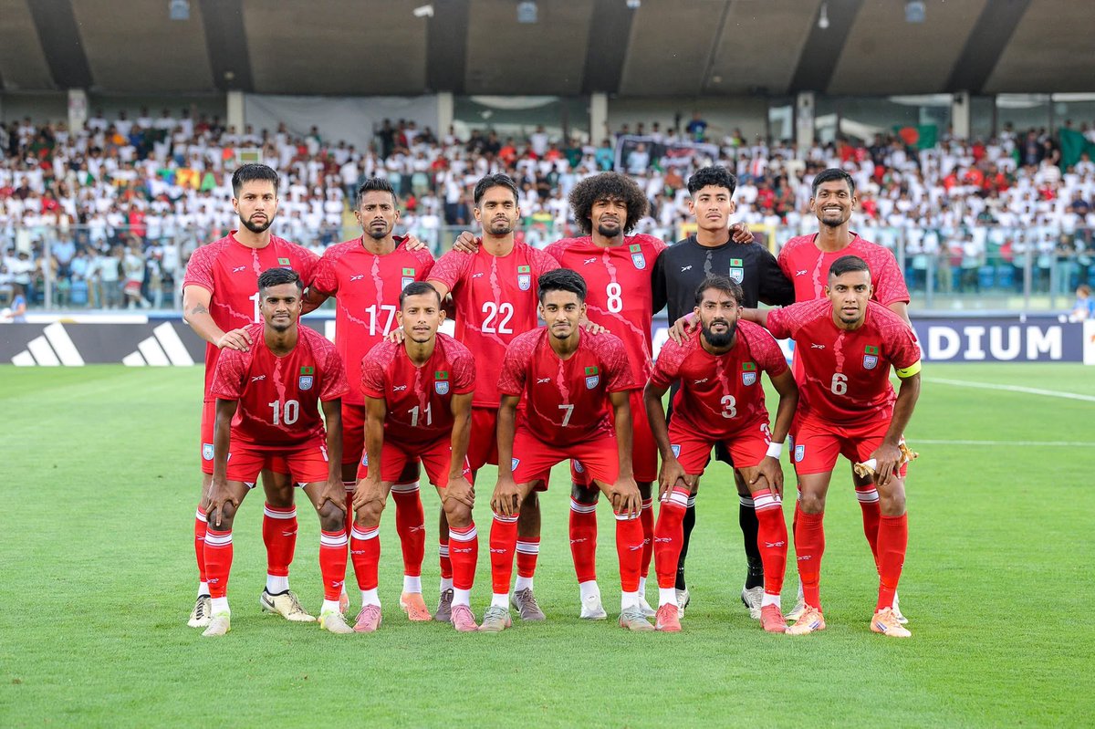 OghieGigs's tweet photo. Bangladesh untuk pertama kalinya menang di tanah Eropa.

Bertanding melawan San Marino, Bangladesh menang 2-1.

Yang menarik pertama adalah ini pertandingan pertama Thomas Dooley yang juga mantan pelatih timnas Filipina. Dooley baru ditunjuk 22 Mei lalu.

Yang menarik kedua adalah banyak penonton dari Bangladesh juga. Memang diaspora Bangladesh ada dimana2.