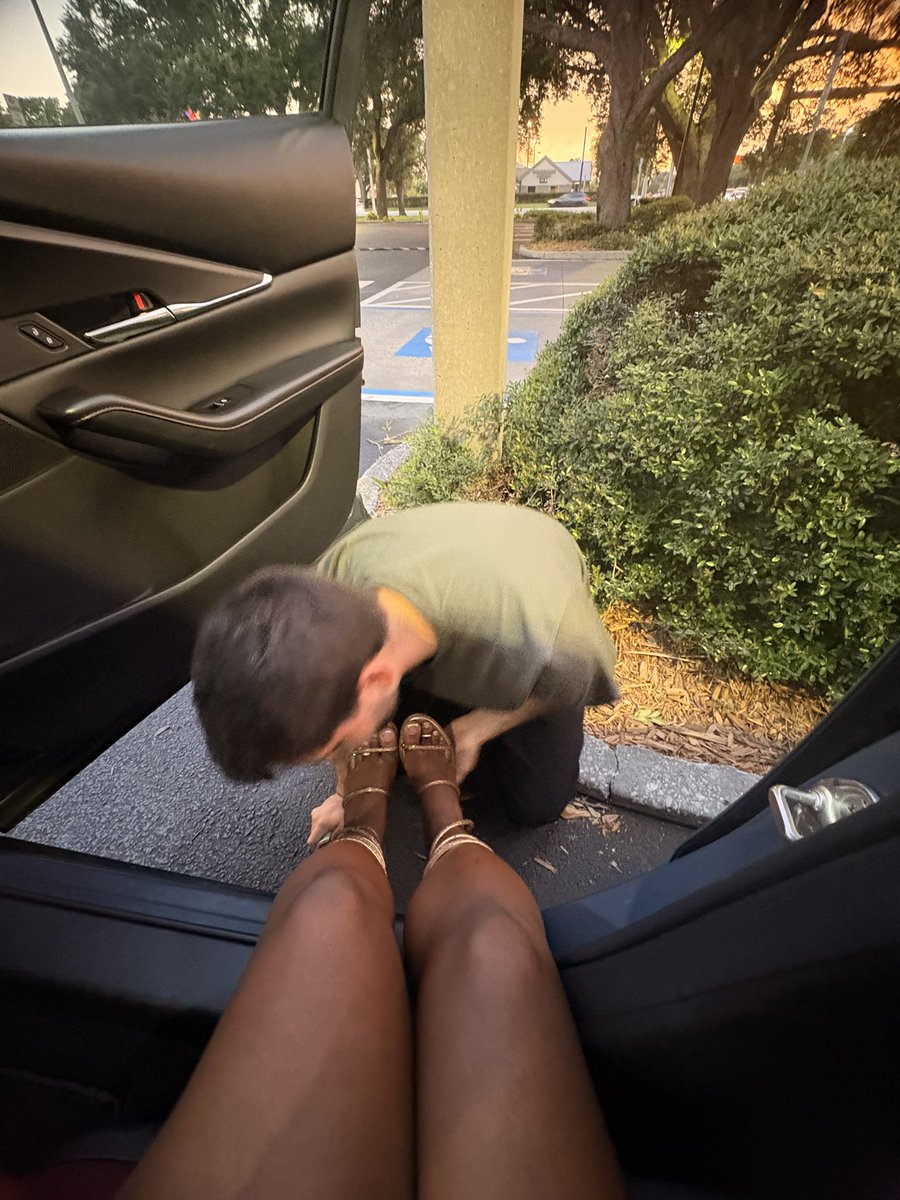 spoilJaeda's tweet photo. whiteboi cash at my feet 💸 https://t.co/hJdsfT8azH