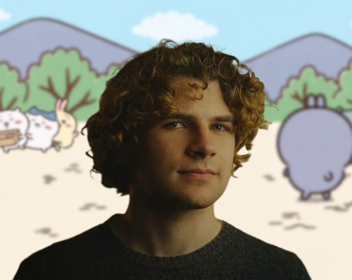 OomfieLoomfie's tweet photo. “BACKROOMS” director Kane Parsons has reportedly been stuck in Chiikawa land

“I'm stuck but i feel so 'U Uwawa Uwa' all the time,” he says. 

He was 20 years old. https://t.co/xbhcGLVEuy