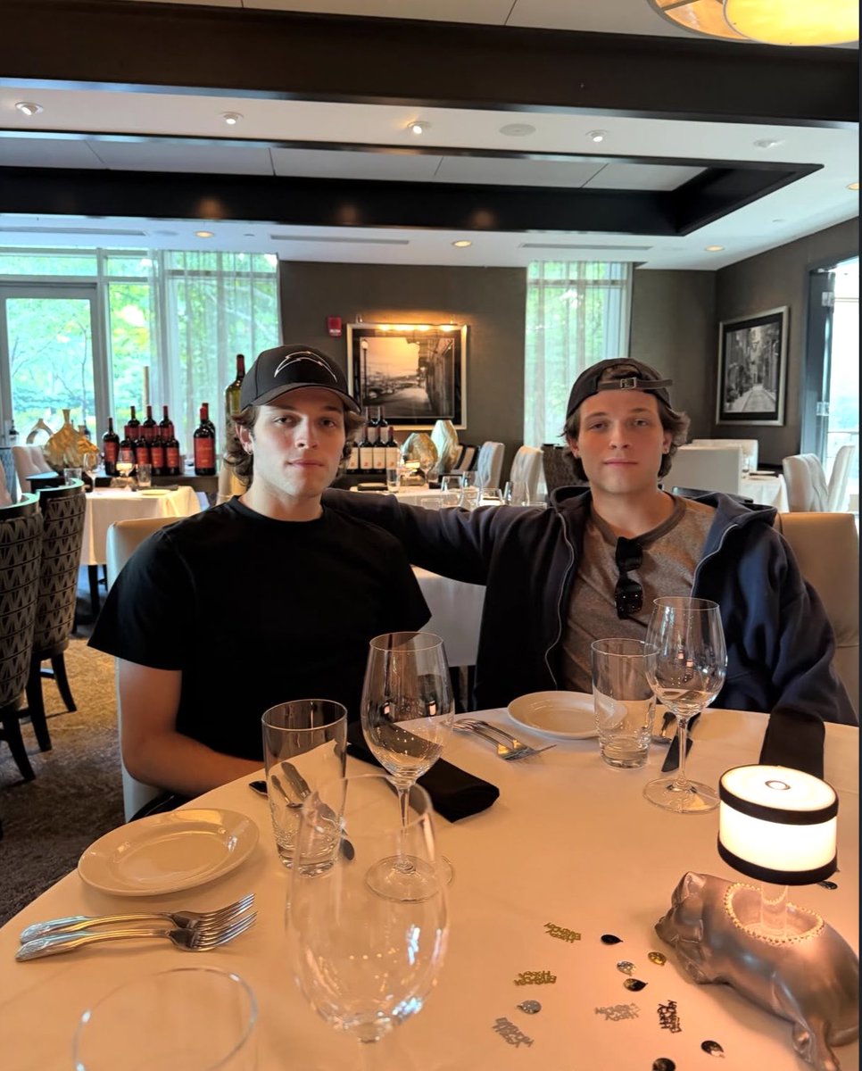 hrtsformatt's tweet photo. this is WILD i couldn’t tell them apart for a good while https://t.co/m1S4bnqUyc
