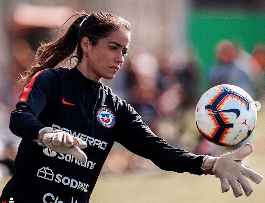 mjranun's tweet photo. El proceso era con ella en el arco. Pero le cumplieron el capricho a Endler, a quien se le quiere y se le respeta por todo lo que ha hecho. Pero volvió solo porque vio una oportunidad real de jugar un mundial y quedamos afuera por 2 errores de ella. https://t.co/Qs1hSveMv8