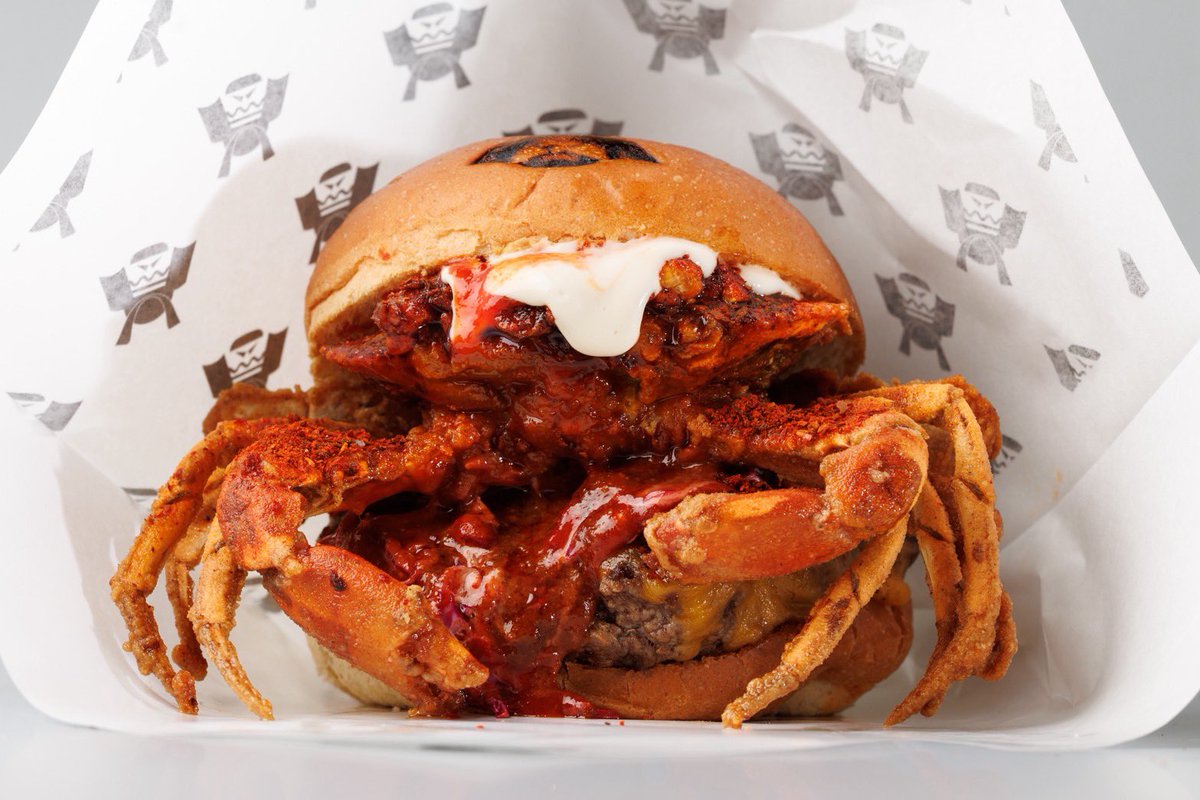 ShogunBurger's tweet photo. 📣 6/8〜SHOGUN BURGER全店舗にて、「かにを」コラボバーガー発売。🍔🦀

F*CK THE RULES. ARE YOU READY？

常識をぶっ壊す。準備はいいか？

「かにを」は、ラーメンの常識、食の境界、宗教の垣根に挑戦するラーメンブランド。

2年の歳月をかけて生み出した、化学調味料に頼らず蟹の旨味だけで感動を生む一杯のラーメン。そして今回、その思想をSHOGUN BURGERのバーガーで表現しました。

話題の外国産ソフトシェルクラブを1匹丸ごと唐揚げにし、蟹の旨味を凝縮した特製蟹味噌ソースを合わせた、そしてSHOGUN BURGERの和牛パティを増量して1枚、常識破りの一品です。

さらに「かにを」の代名詞でもある辛さへの挑戦も継承。

Lv.1〜Lv.100まで、お好みの辛さを選ぶことができます。単なる刺激ではなく、蟹の旨味と一体化する辛さを追求しました。🌶️

料理人や生産者が正しく評価される未来をつくること。

そんな外食産業の未来を、ラーメンだけじゃなく、バーガーからも変えていきたい。

ルールは守るためだけにあるんじゃない。

新しいルールを創るためにある。

F*CK THE RULES.
ARE YOU READY？

【⚠️蟹バーガー自体はムスリムフレンドリーではなく、そして無添加でもありません】

@shogunburger
@kaniwo_asakusa 
#SHOGUNBURGER 
#かにを 
#FUCKTHERULES