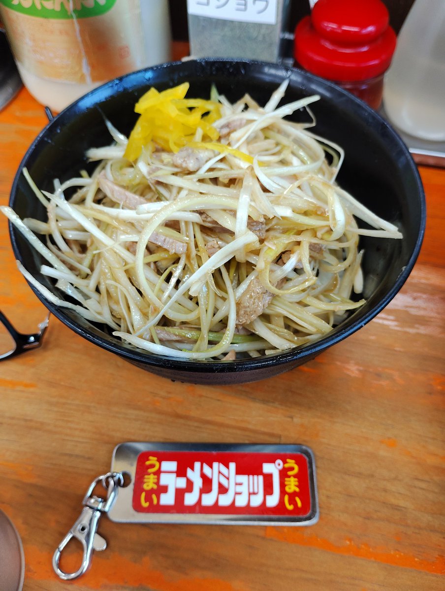 masmi1965's tweet photo. ラーメンショップ椿 春日部備後店
朝ラーメン(590円)ネギ丼(350円)を頂きました😋　具材をSwapし自分好みにアレンジ🤣　自己満足で御馳走様でした🙇‍♂🙇‍♂🙇‍♂
旨かった(´￢`)　👋
埼玉県春日部市備後東5-11
#ラーメンショップ
#ラーメン
#ラーメン大好き
#うまい
#麺活 https://t.co/0V7cSyeruy