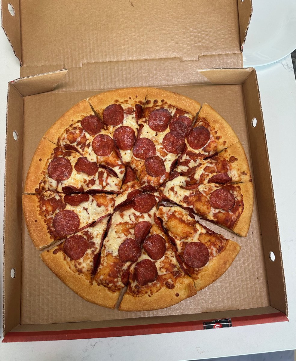 CPU4477's tweet photo. Pizza Hut FUCKED up cutting our pizza bruh 😂 https://t.co/TaW5Cfp0Oc