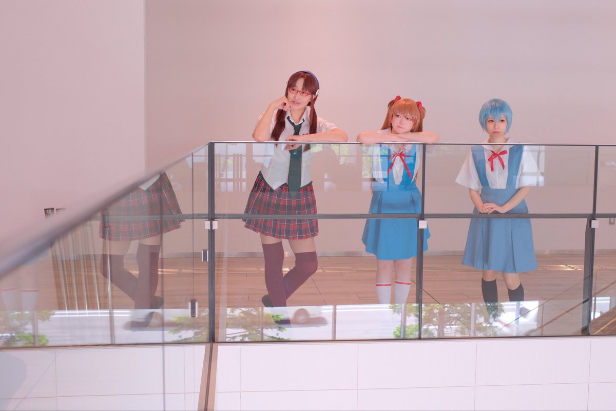 ruminate11's tweet photo. 【Cosplay】
新世紀エヴァンゲリオン

この3人からシンジお誕生日おめでとうを伝えたい🎊

レイ　　@kotatsu009 
アスカ　＠cos_knm0505 
マリ　　＠ruminate11 

撮影　@yummy6989 
#260530EVA北本部 
#ユマ図録 https://t.co/YqsM4XClb1