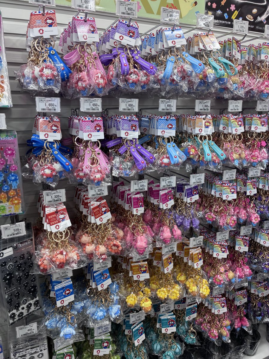 yumekanaerugoe's tweet photo. 万博オフィシャルストアJR新大阪駅新幹線ホームですが圧倒的な品揃えで感動🥹🥹🥹

フロッキー、日焼け、ぬいぐるみ、ボールチェーン白がありました‼️

どんどん品出しされているので
すぐに無くなる感じでは無さそうです🥰

欲しい人はぜひ🙏🙏🙏

(参考)
9時15分並び始め9時35分入店
1分で1.5人進むくらいでした。
並び時間の参考にしてください🙇
※時間は前後する可能性あり