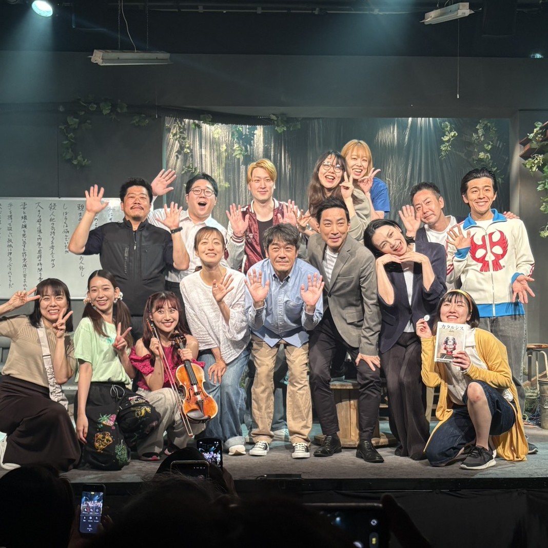 SOTOGUMI's tweet photo. ＼五日目／

昨日は普段あまり観劇をしない友人達が劇場へ🙆✨

純粋に座長を応援してくれる存在は、本当に感謝しかありません😆
素朴な疑問点や率直な感想を聞けて、座長も知見を広げられたようです💮

さぁ、遠藤としての時間もあと3回‼️
本日も劇場でお待ちしています😄

#三上潤
#外組
#カタルシス https://t.co/tEQAiyCoiu