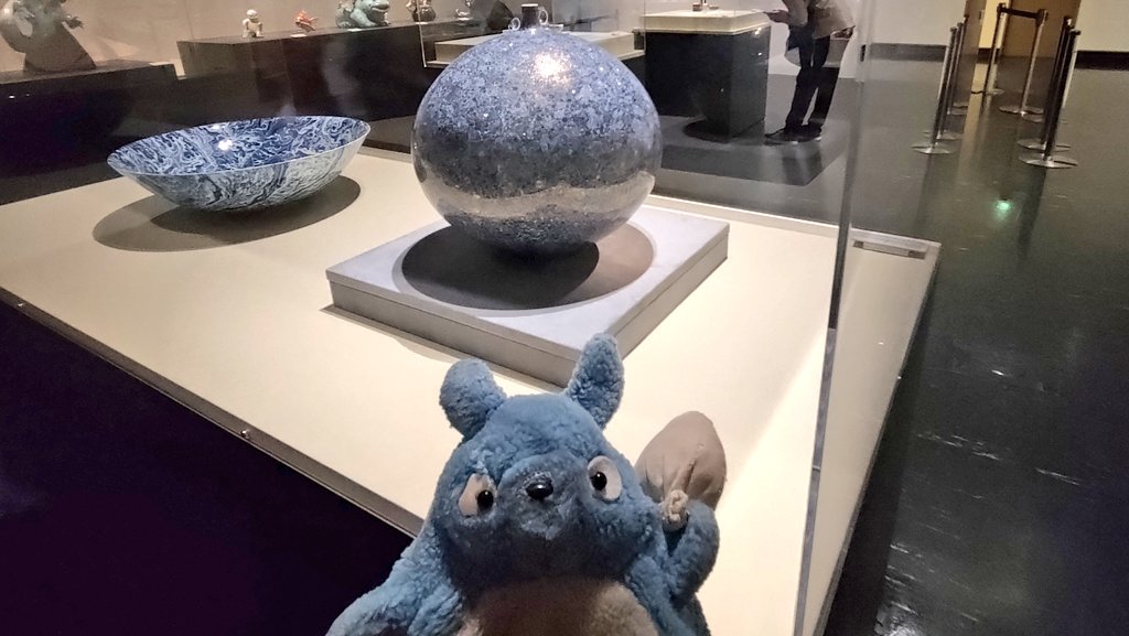 teppentotoro's tweet photo. 【ポケモン工芸展】

道立近代美術館で開催中の #ポケモン工芸展

ポケモンをモチーフにした工芸品を集めた特別展です。

たくさんのポケモンが細かく描かれた壺や、リアルな質感のフシギバナの陶芸など、見応えのある工芸品たち🐸

カフェでも特別メニューが用意されていました☕ https://t.co/SmnyCzDqQF